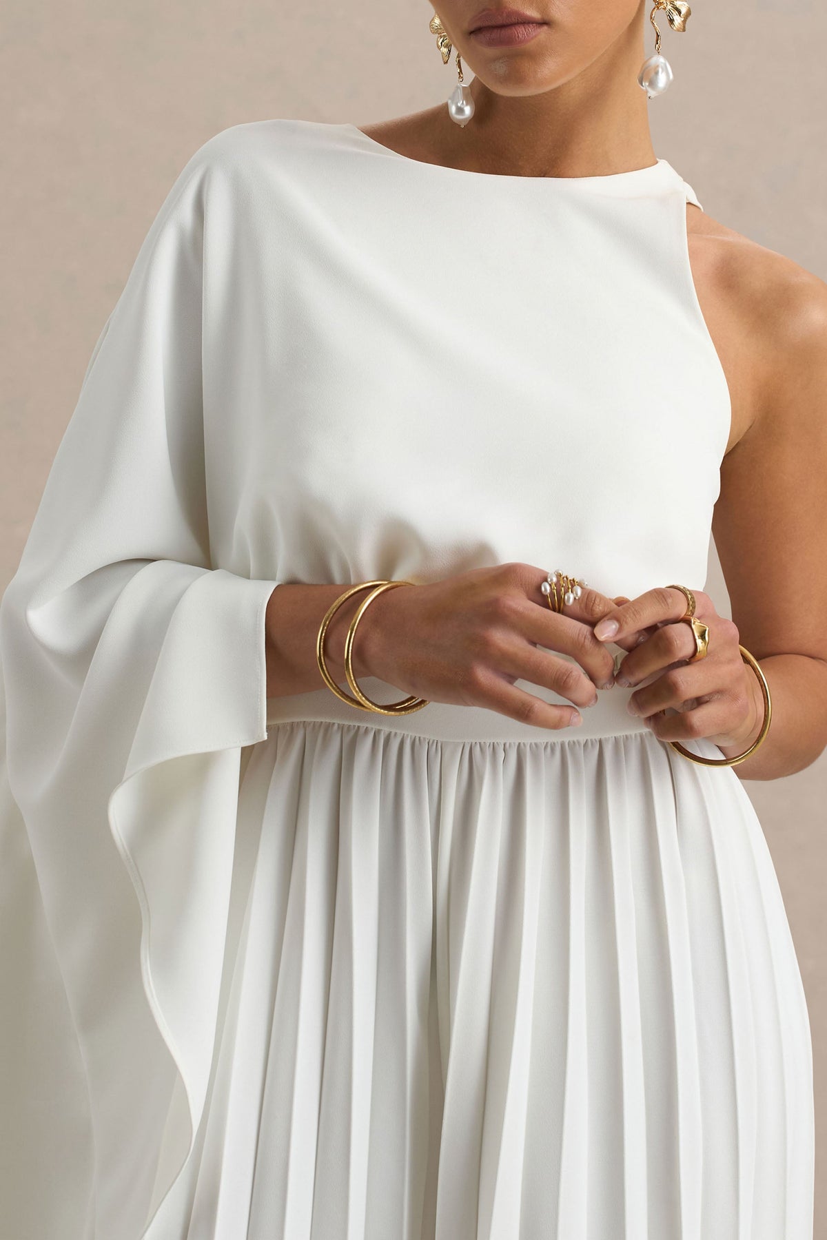 Paradise | Mono blanco con detalle de lazada en el cuello y manga tipo capa