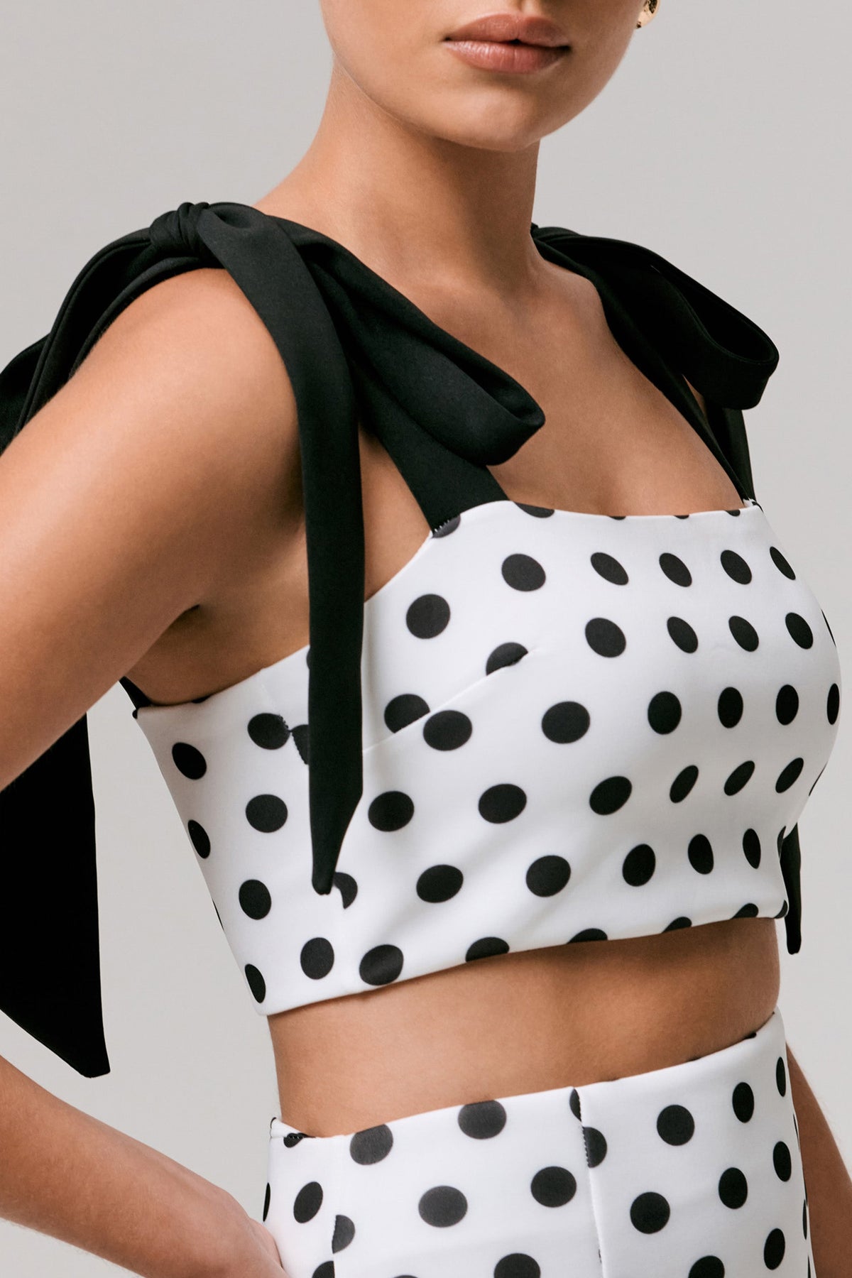 Phoebe | Top corto de lunares y tirantes negros con lazada