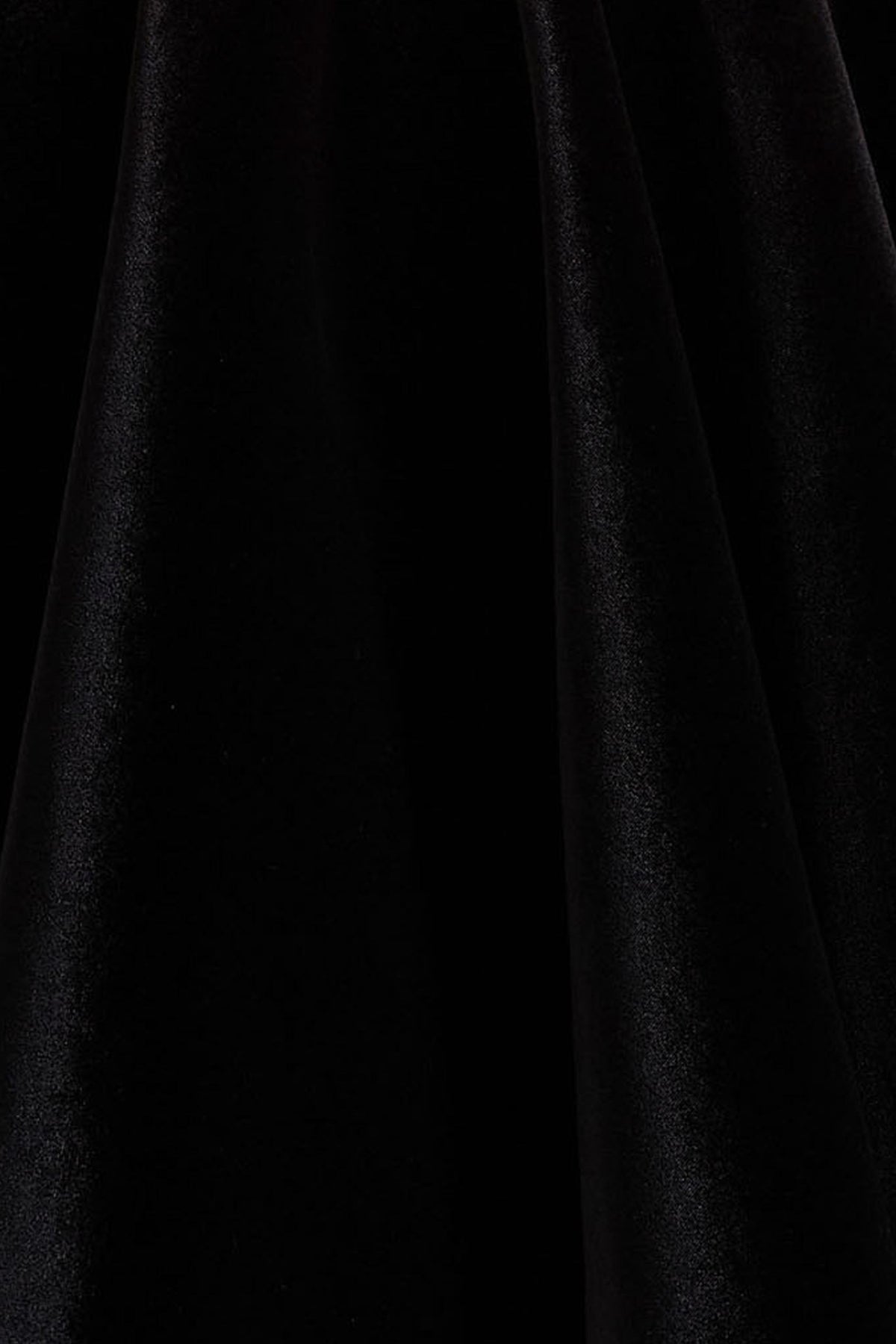 Mirage | Vestido Corto de Terciopelo Negro con Escote Halter y Falda Skater
