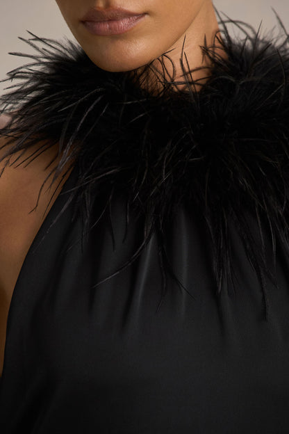 Jemima | Vestido largo de satén negro con cuello halter y detalle de plumas