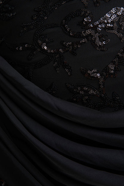 Florecita | Vestido Corto Negro de Cuello Alto en Encaje con Aplicaciones y Tejido Ligero, con Detalle de Lazo