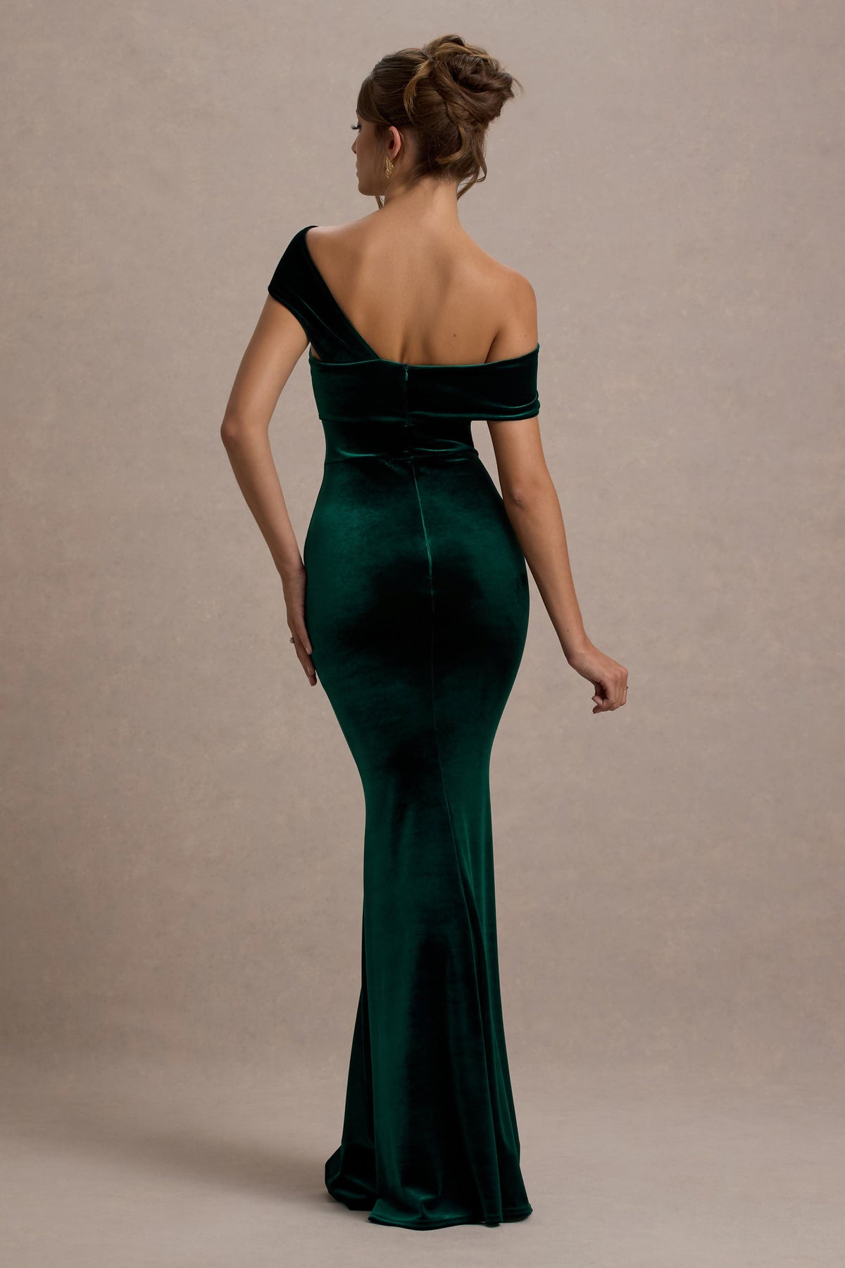 Candela |Vestido largo de Terciopelo verde botella con Escote Bardot Asimétrico