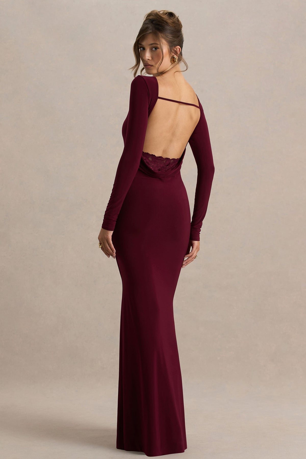 Estelle | Vestido Largo Burdeos Con Escote Barco, Espalda Abierta y Detalle de Encaje
