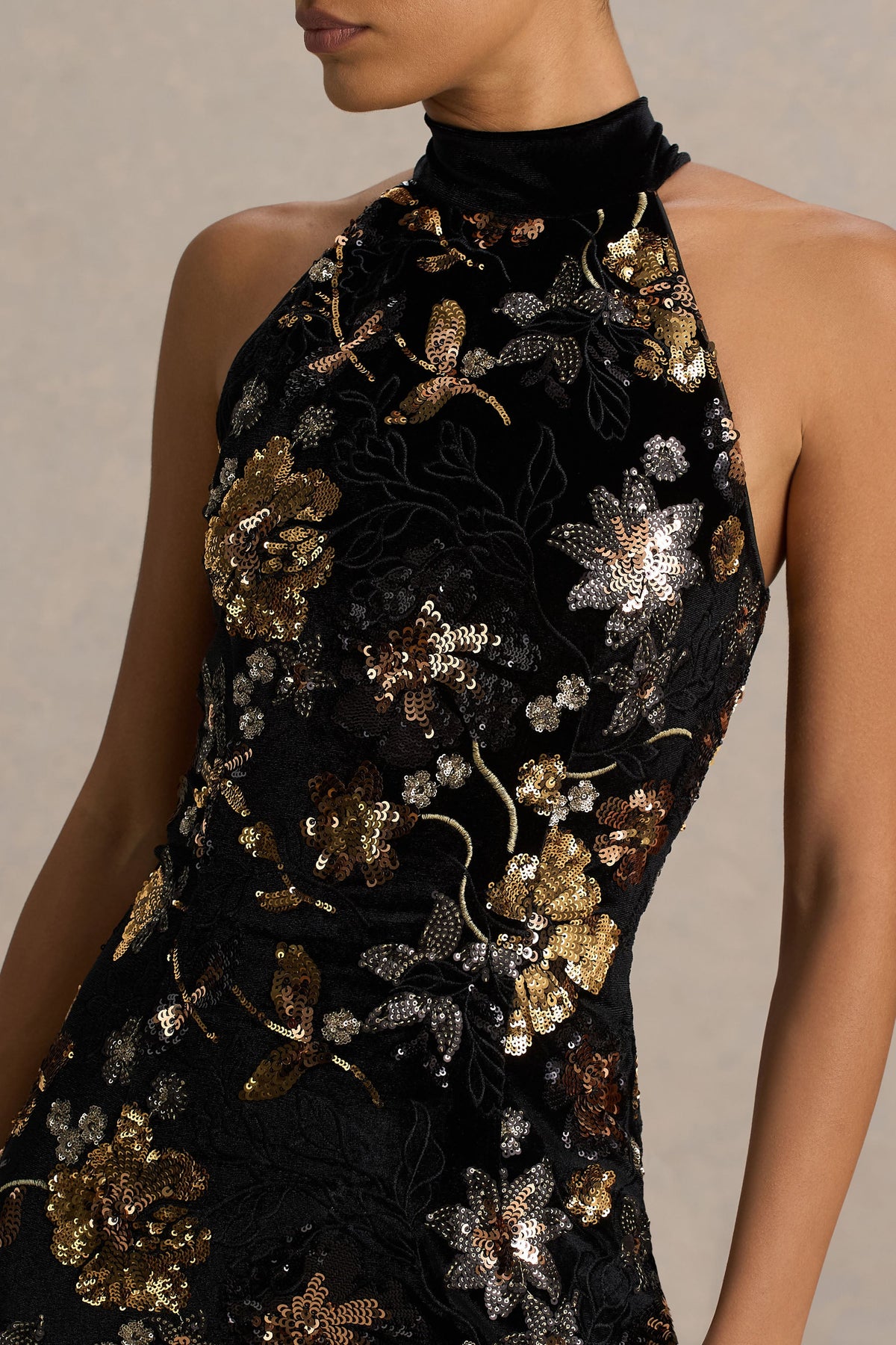 Tate | Vestido Largo de Terciopelo Negro con Escote Halter y Lentejuelas Florales en Bronce