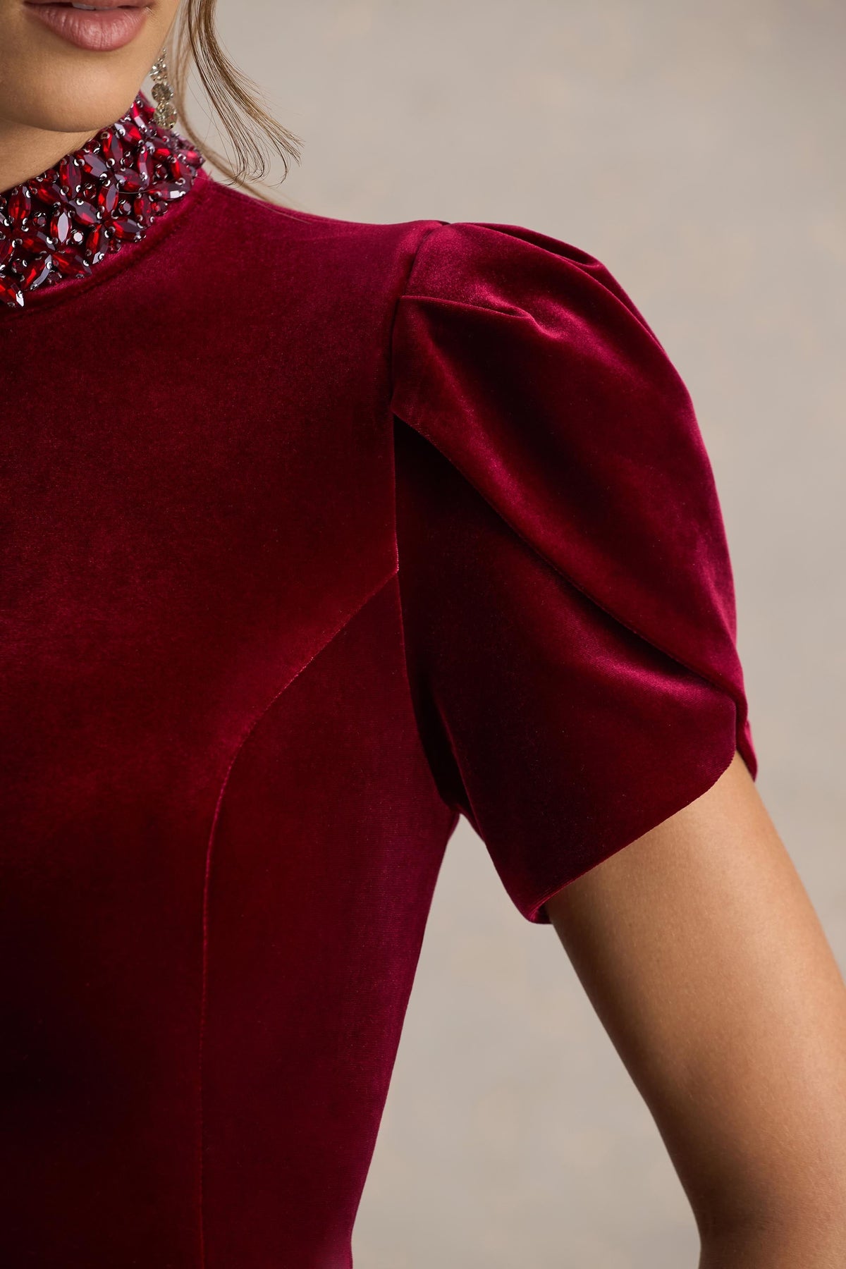 Margot | Vestido corto de terciopelo burdeos con cuello alto y detalles ornamentados