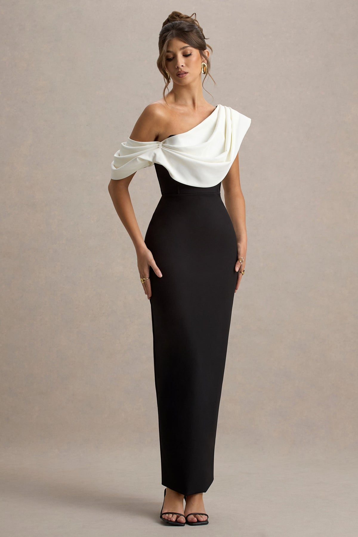Angelina | Vestido largo negro y escote asimétrico con detalle drapeado en blanco