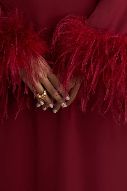 Adella | Vestido Largo de Satén Burdeos con Detalle de Plumas