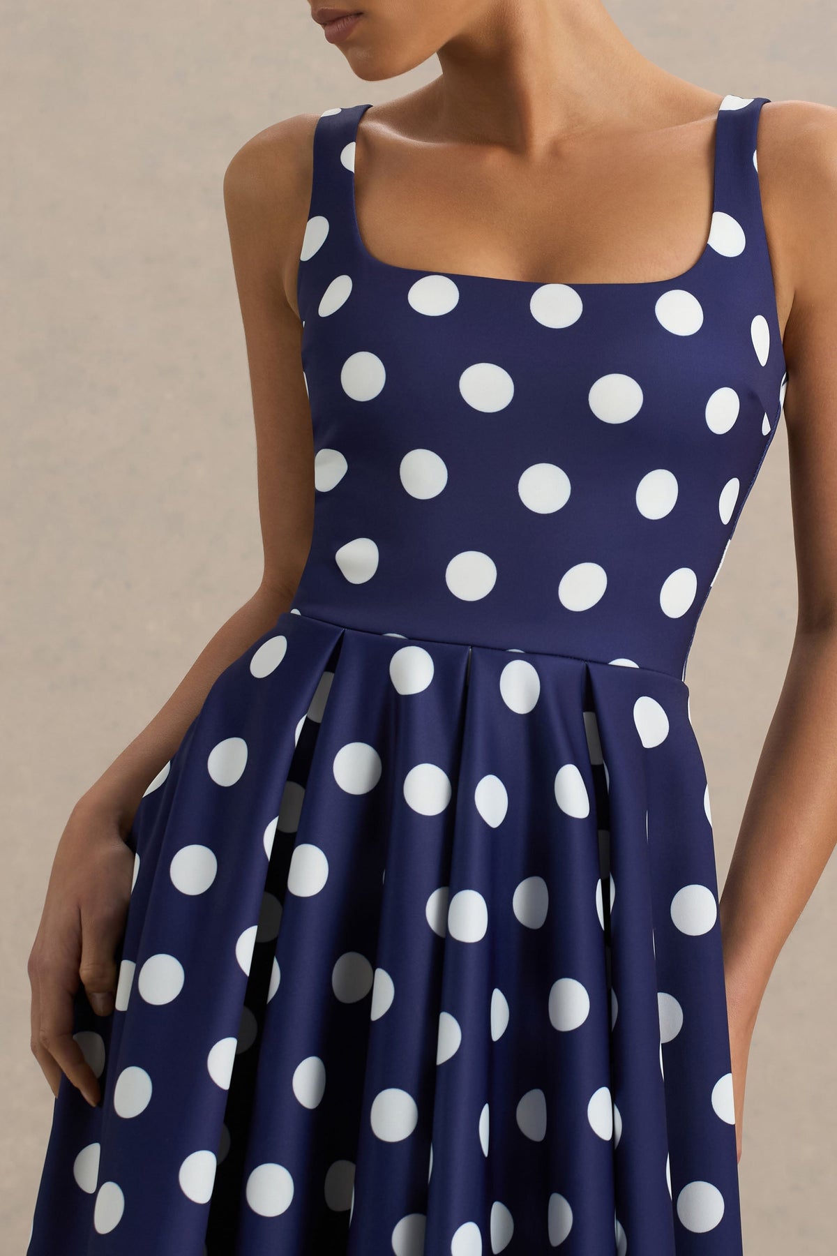 Berta | Vestido midi azul marino con lunares balanco y falda con volumen