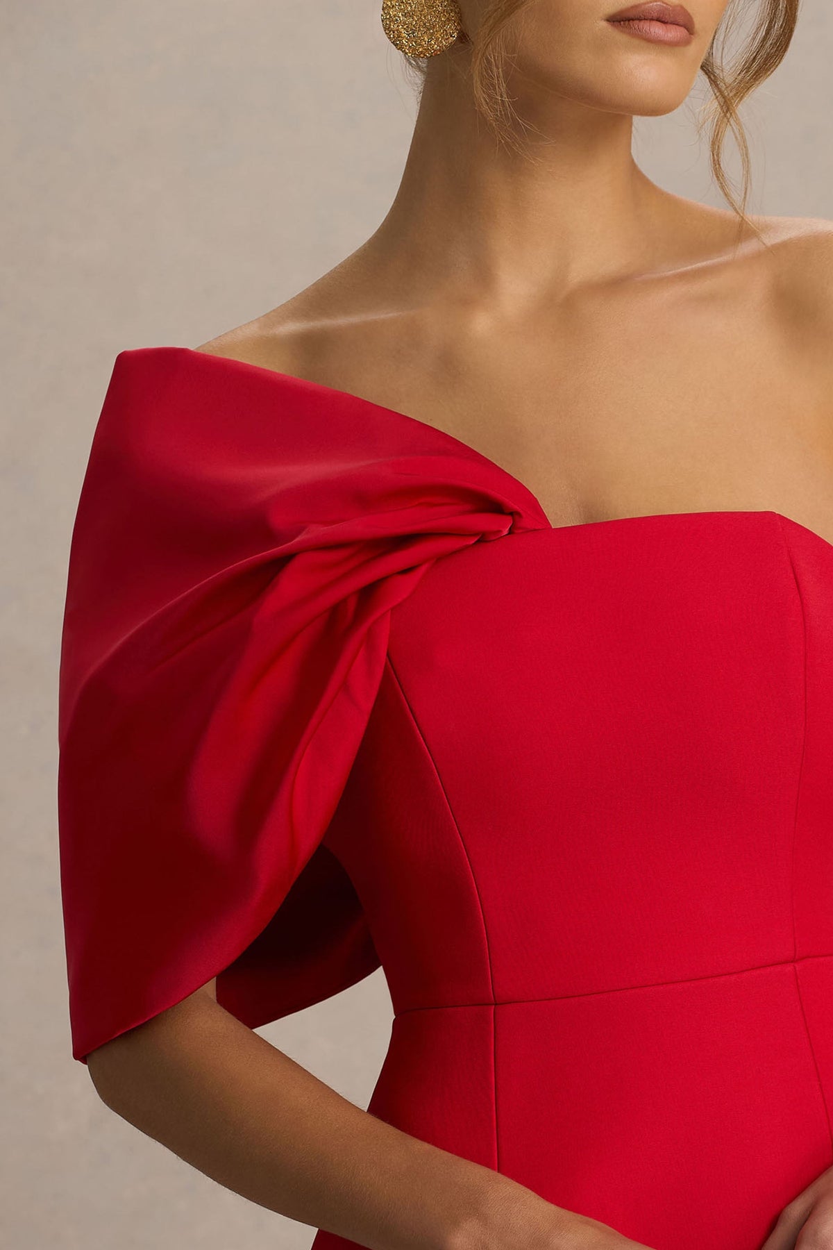 Tindra | Vestido Corto Rojo con Escote Bandeau y Mangas de Lazo