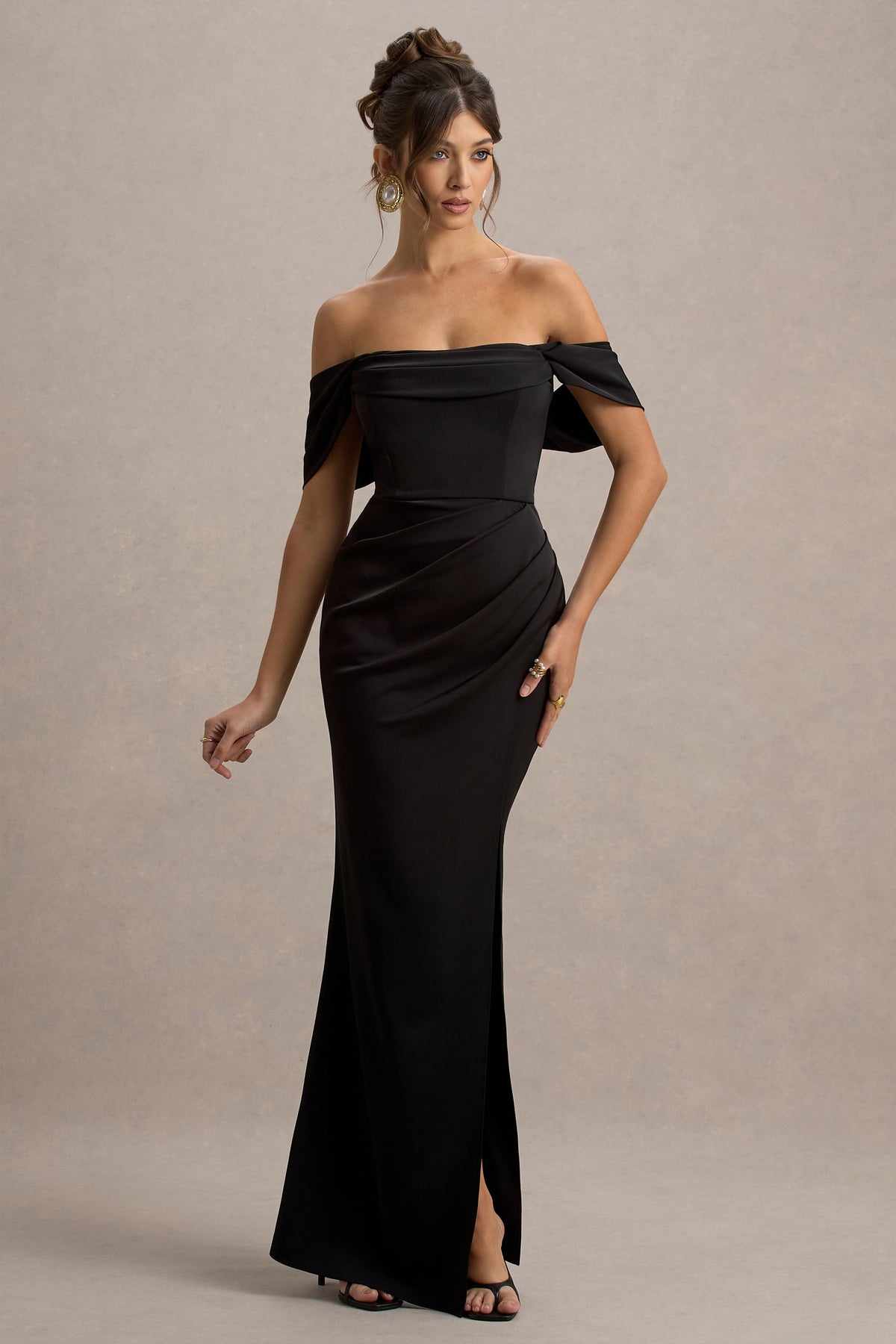 Annie | Vestido largo negro satinado con escote bardot y detalles fruncidos