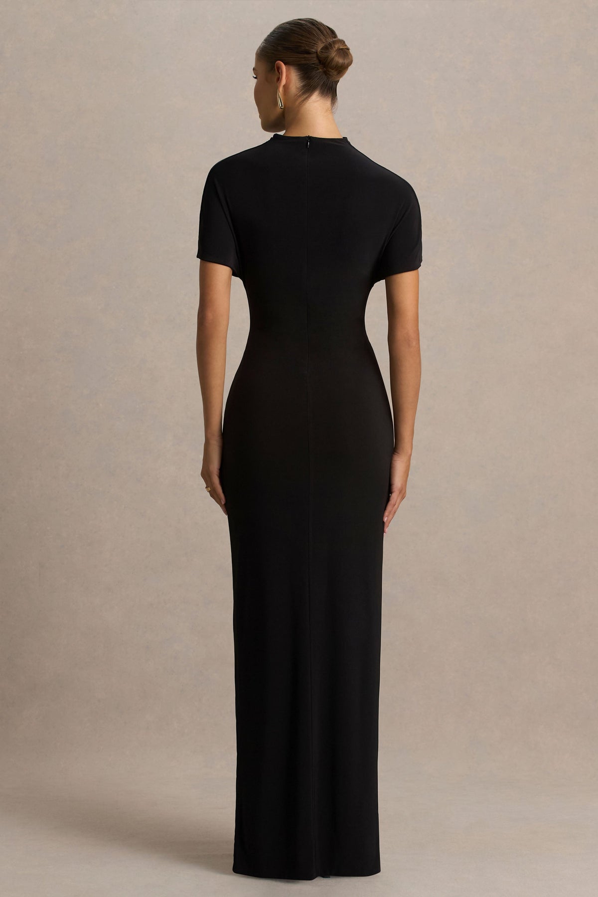 Arlena | Vestido Largo Negro con Escote Alto y Detalle Envolvente