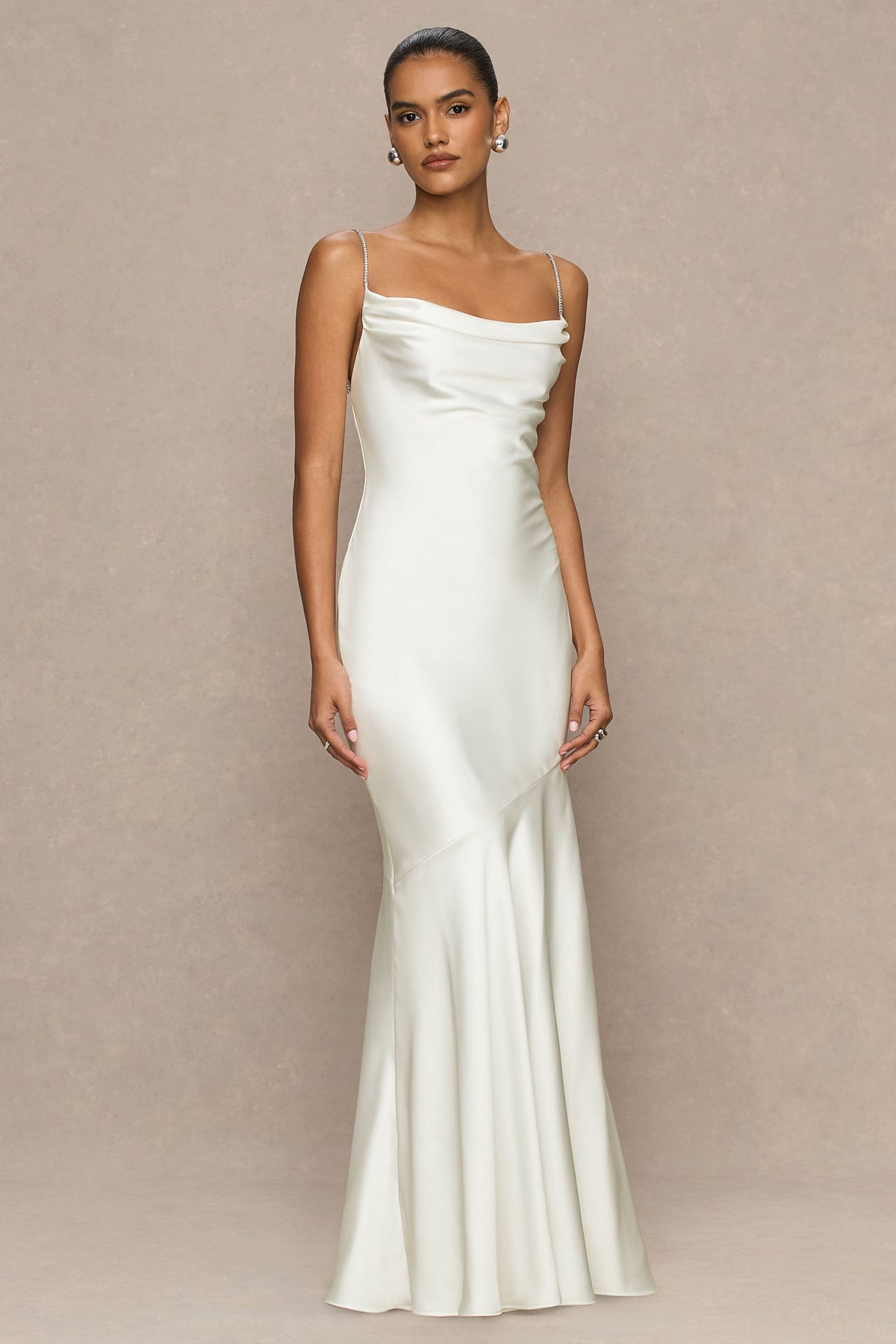 Maelia | Vestido largo de satén color crema con escote drapeado y tirantes adornado