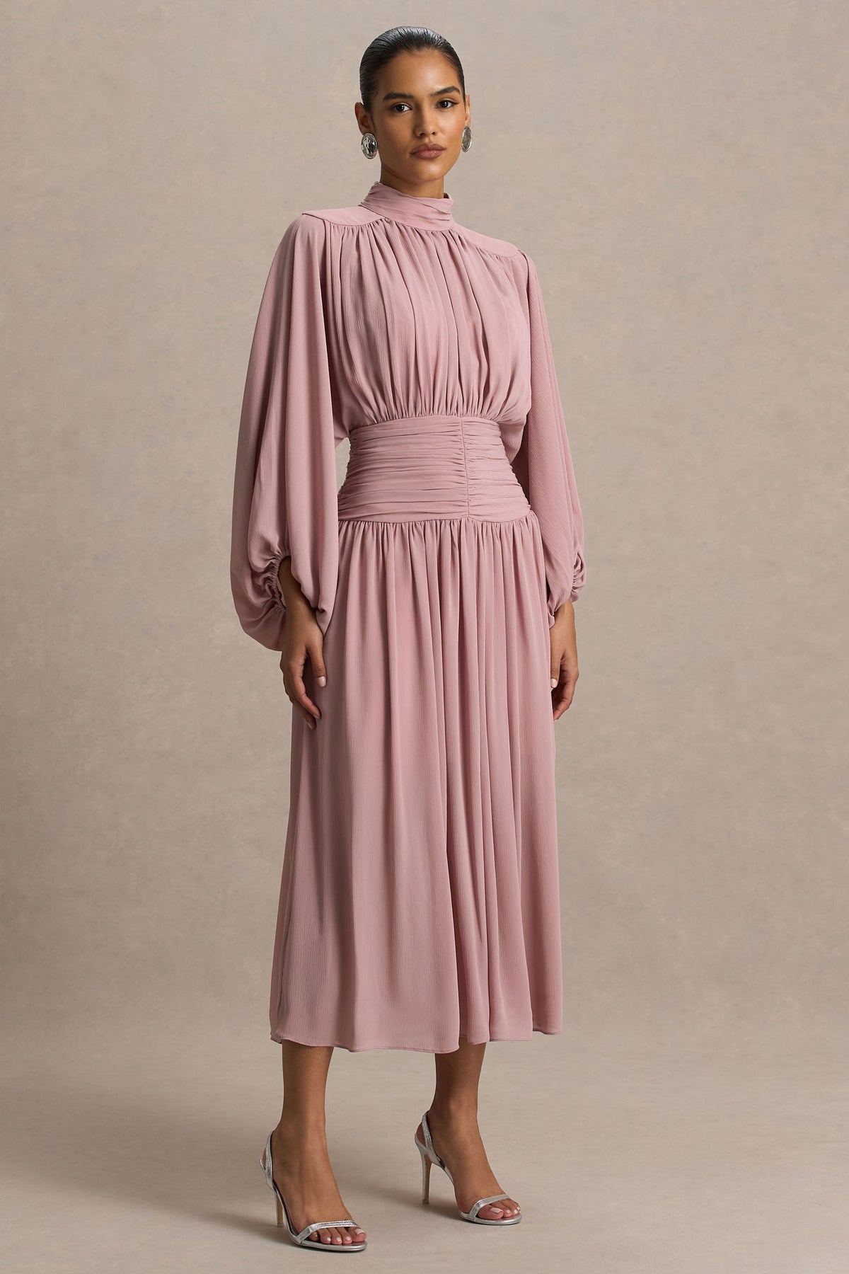 Annabel | Vestido midi rosa empolvado con cuello alto, cintura caída y detalles plisados