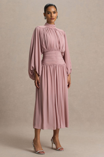 Annabel | Vestido midi rosa empolvado con cuello alto, cintura caída y detalles plisados