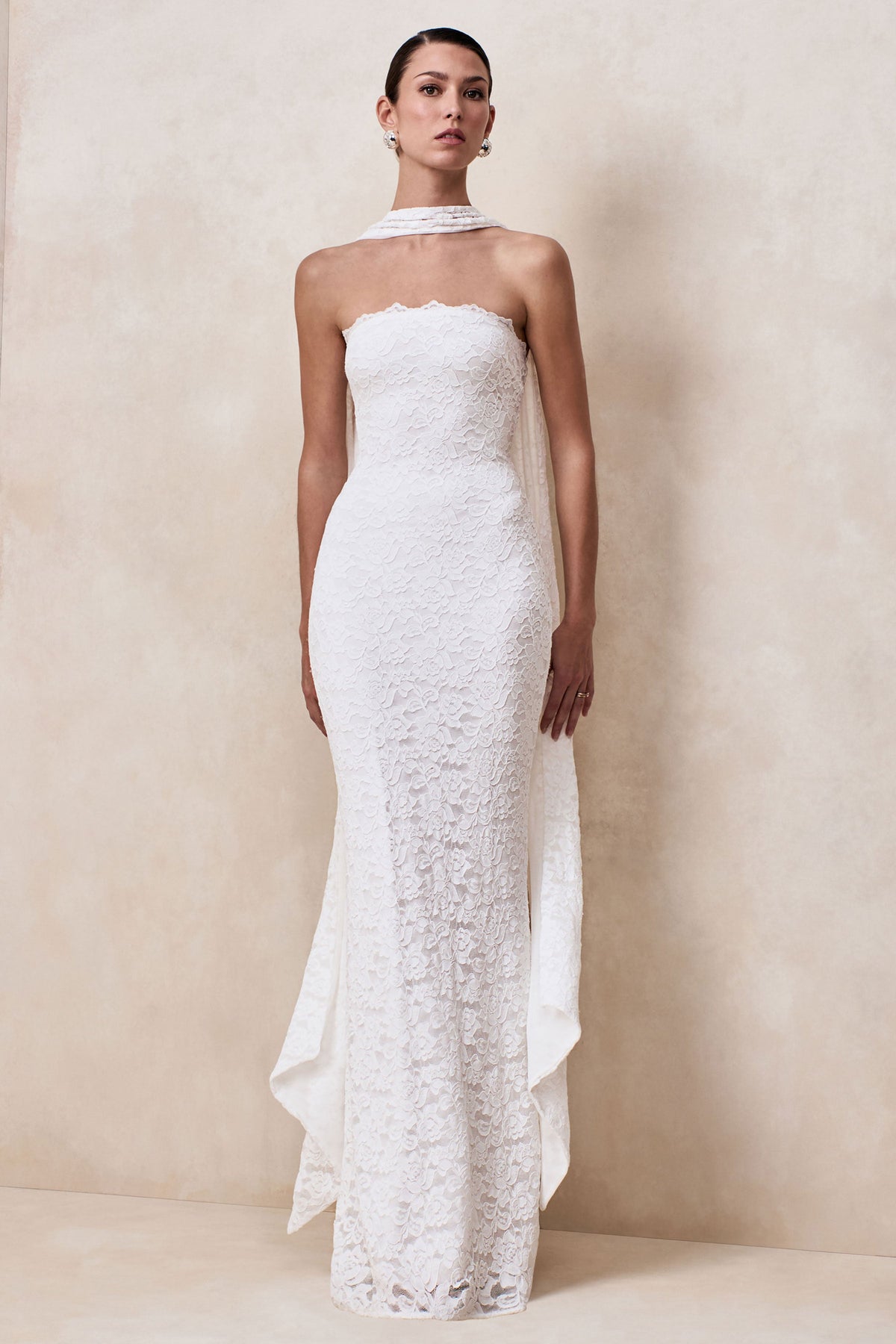 Massima | Vestido Largo Blanco De Encaje Premium Con Escote Bandeau [not translated] Y Detalle Pañuelo