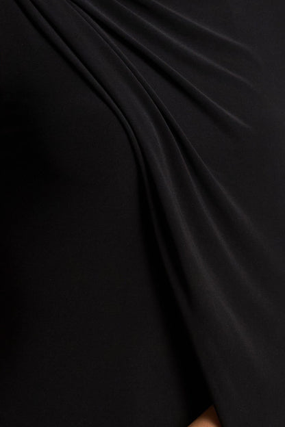 Cressida | Vestido Largo negro con escote asimétrico y manga tipo capa