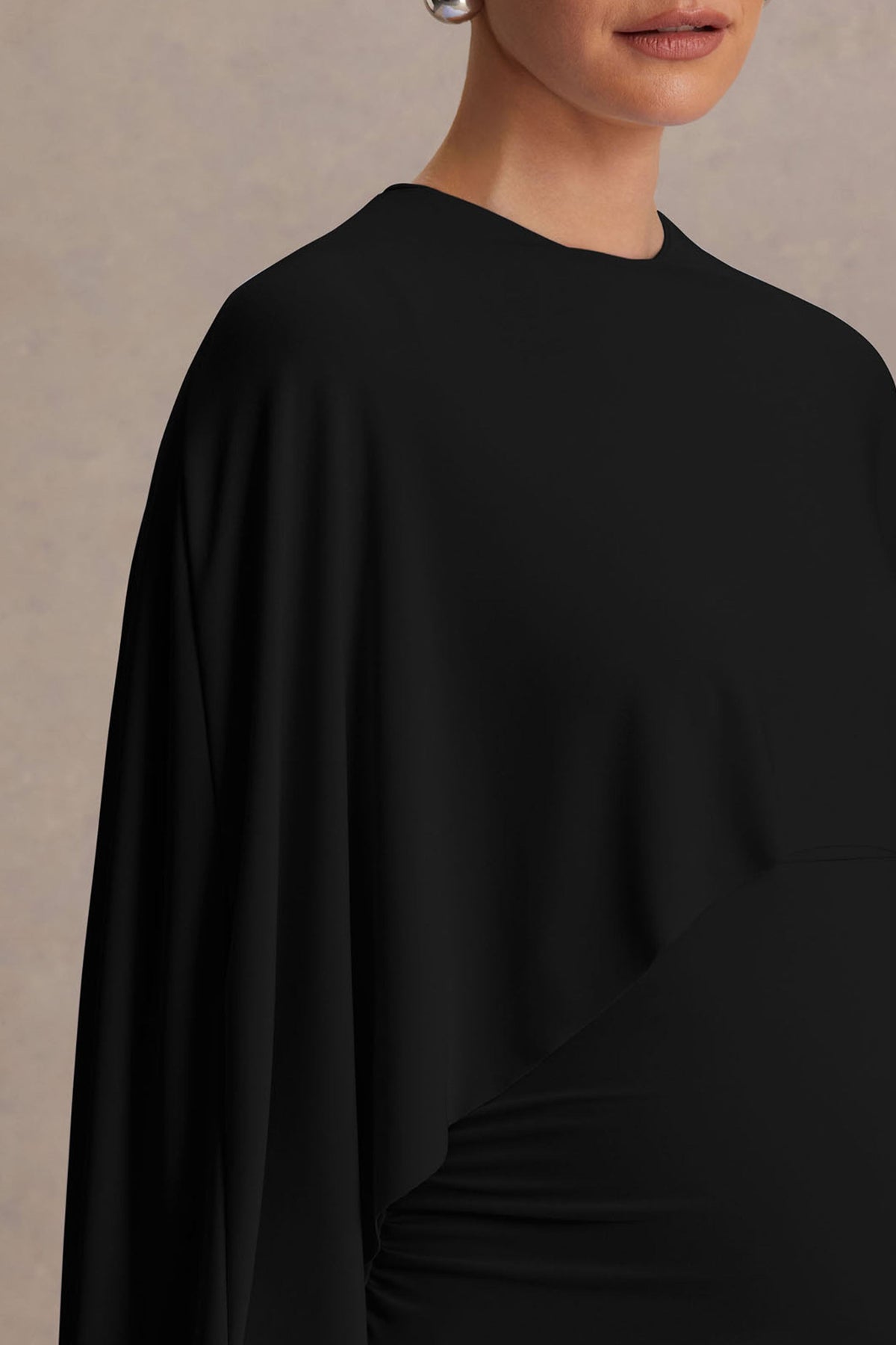 Padma | Vestido Largo Premamá Negro Drapeado con Mangas Capa