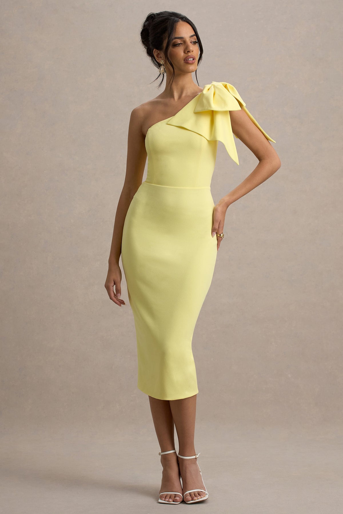 Ambretta | Vestido Midi entallado amarillo con detalle de lazo en el hombro