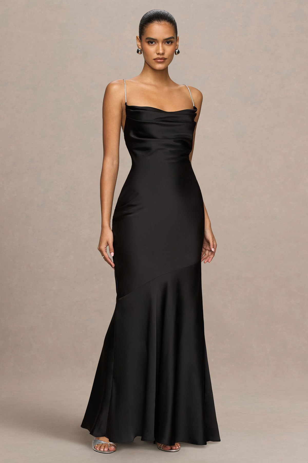 Maelia | Vestido largo de satén negro con escote drapeado y tirantes adornados