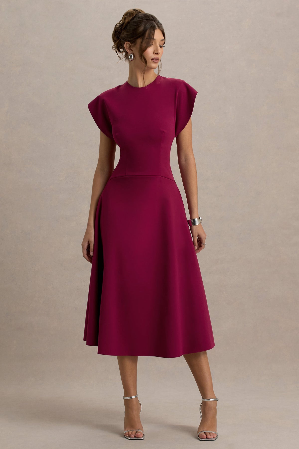 Linda | Vestido Midi Burdeos con Escote Alto y Mangas Cortas