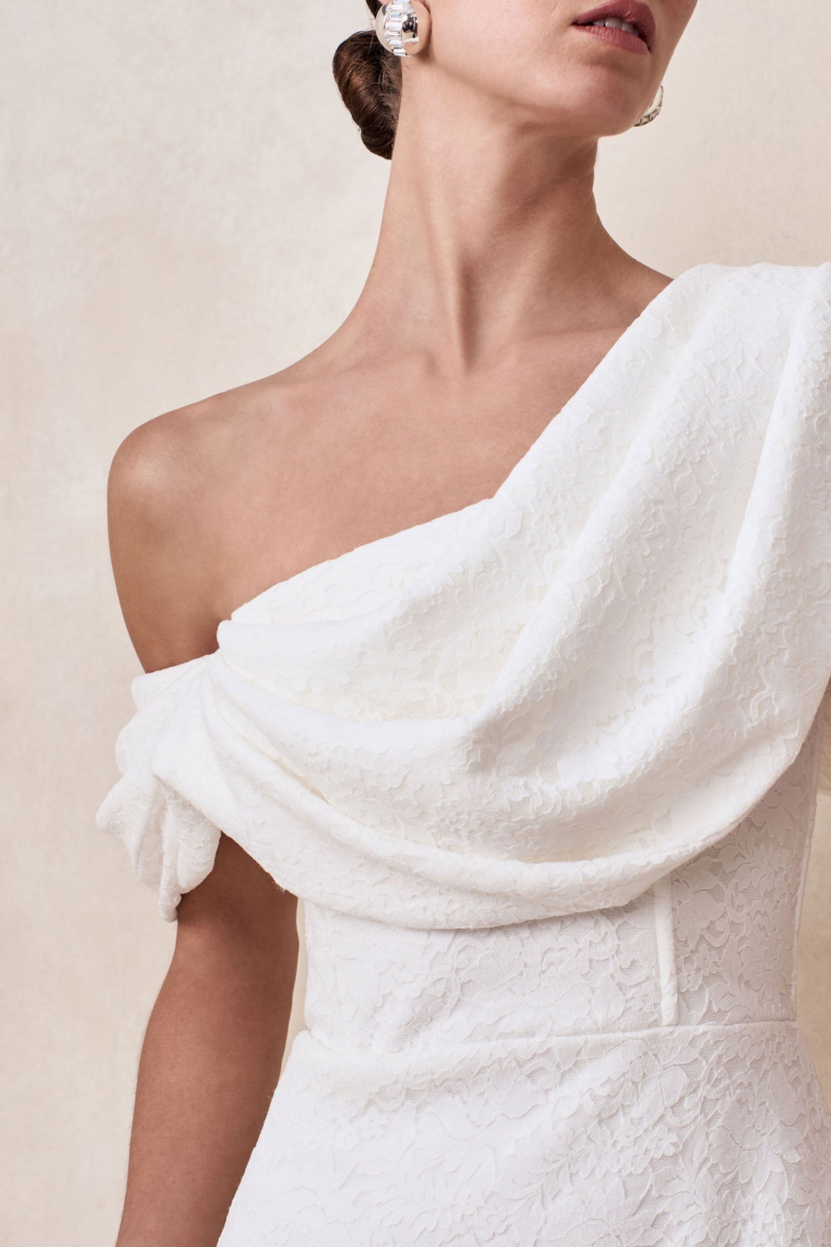 Farvera | Vestido Midi Blanco De Encaje Con Escote Asimétrico Y Detalle Drapeado