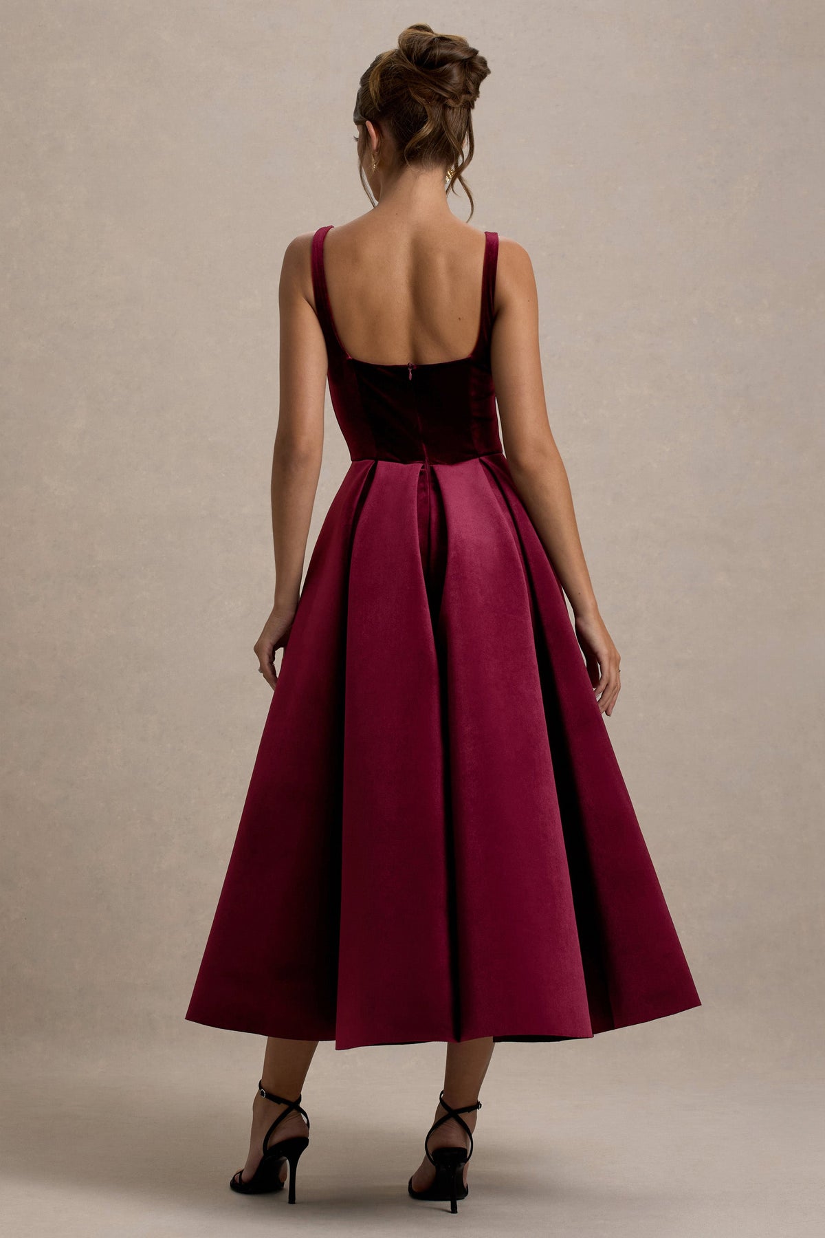 Francisca | Vestido midi de terciopelo burdeos con falda plisada