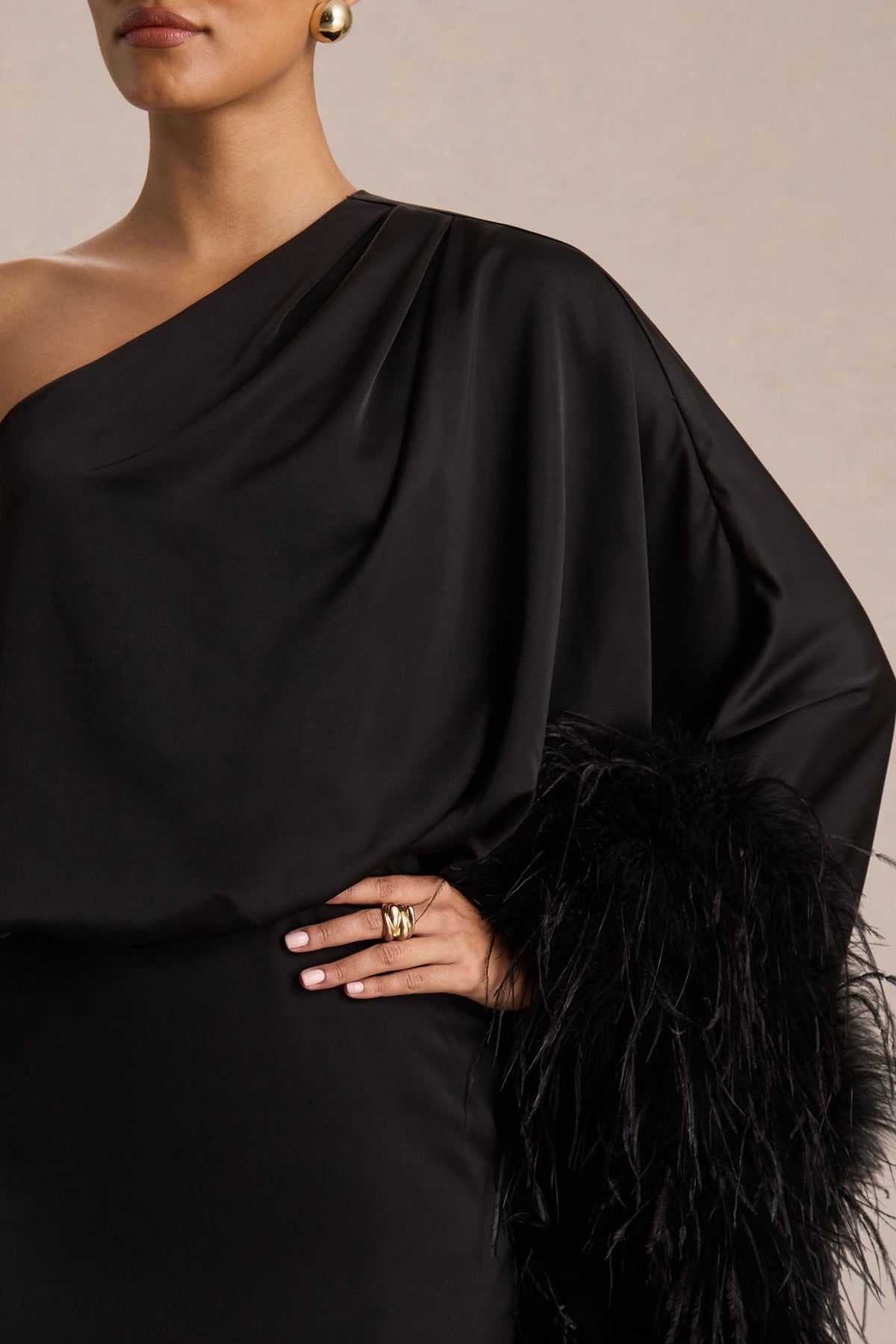 Felicity | Vestido Largo Negro de Satén con Escote Asimétrico, Plumas y Detalles Fruncidos