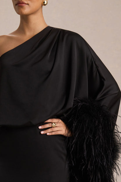 Felicity | Vestido Largo Negro de Satén con Escote Asimétrico, Plumas y Detalles Fruncidos