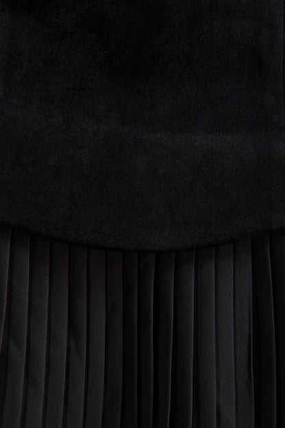 Valentina | Vestido corto de terciopelo negro con escote bandeau y falda plisada
