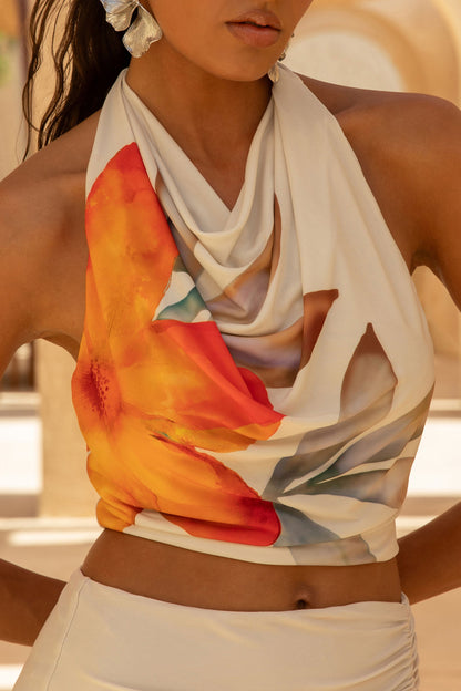 Calla | Top corto von escote halter drapeado en estampado floral naranja