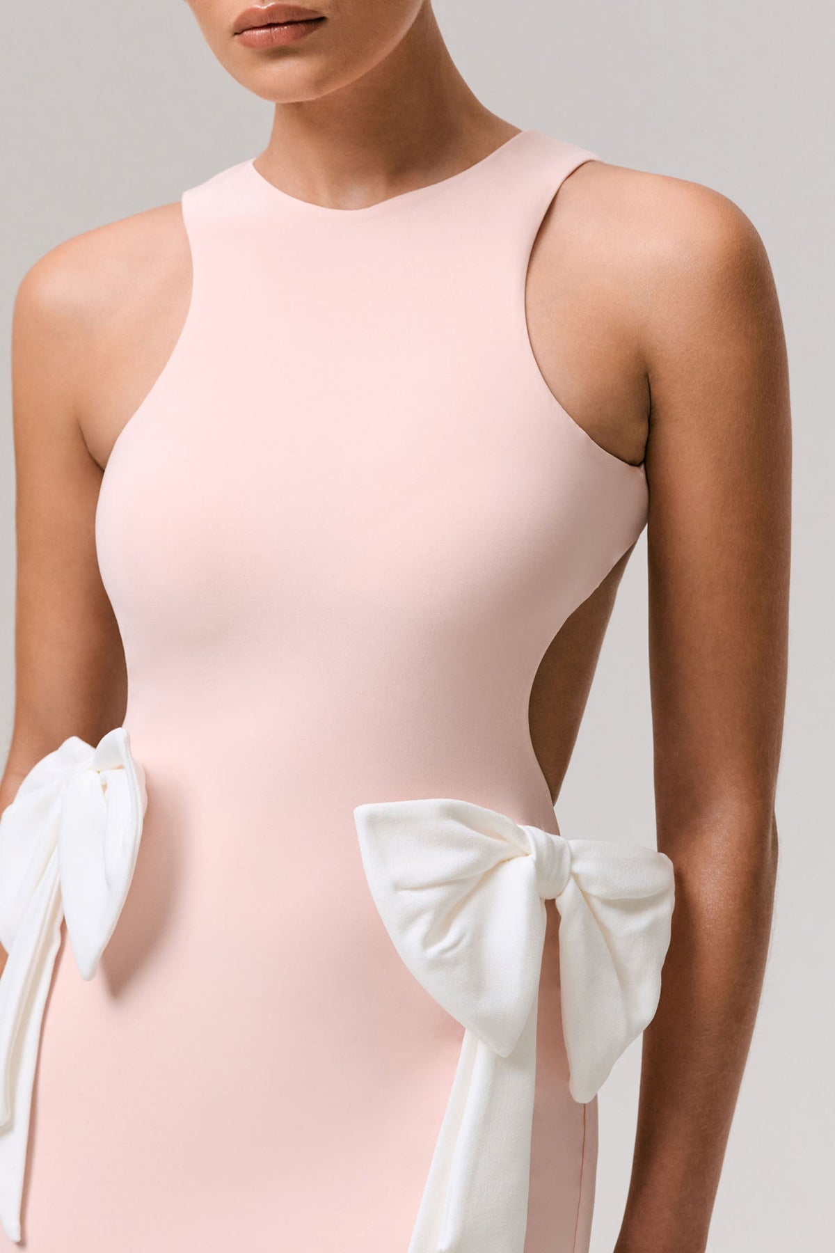 By Your Side | Vestido largo Rosa con Lazos y Aberturas