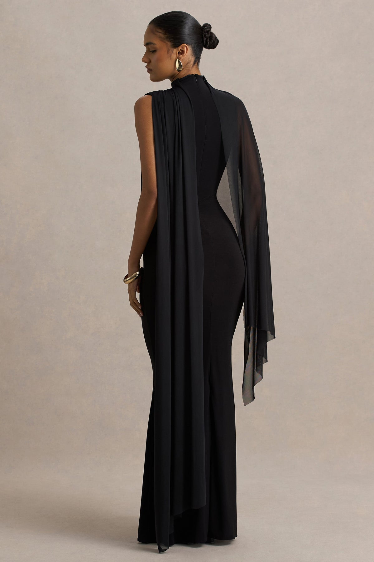 Amour | Vestido Largo Negro Con Escote Alto y Detalle De Manga Capa