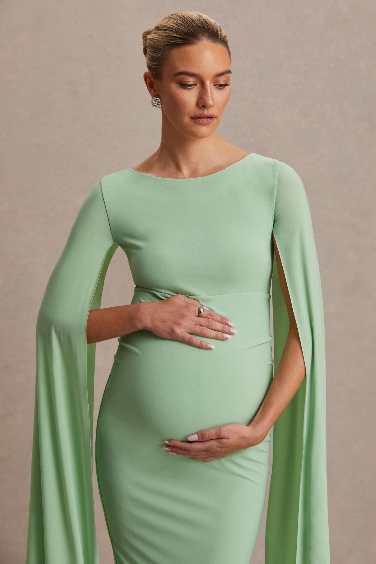 Providence | Vestido Midi premamá en Verde Claro de Cuello Alto con Mangas Capa