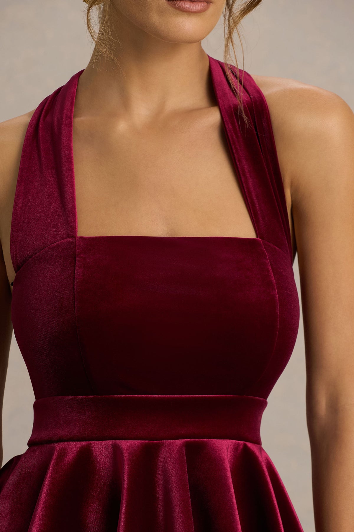 Mirage | Vestido Corto de Terciopelo Burdeos con Escote Halter y Falda Skater
