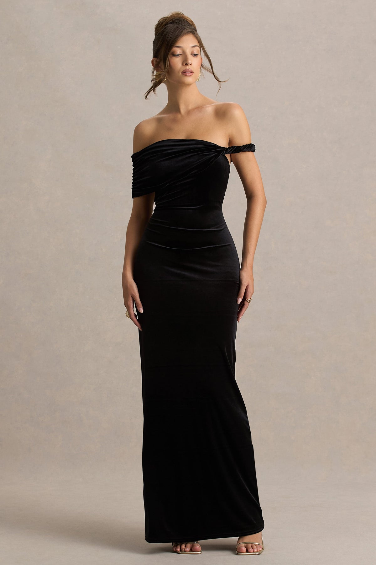 Poised | Vestido Largo Negro De Terciopelo Con Escote Bardot Y Manga Retorcida