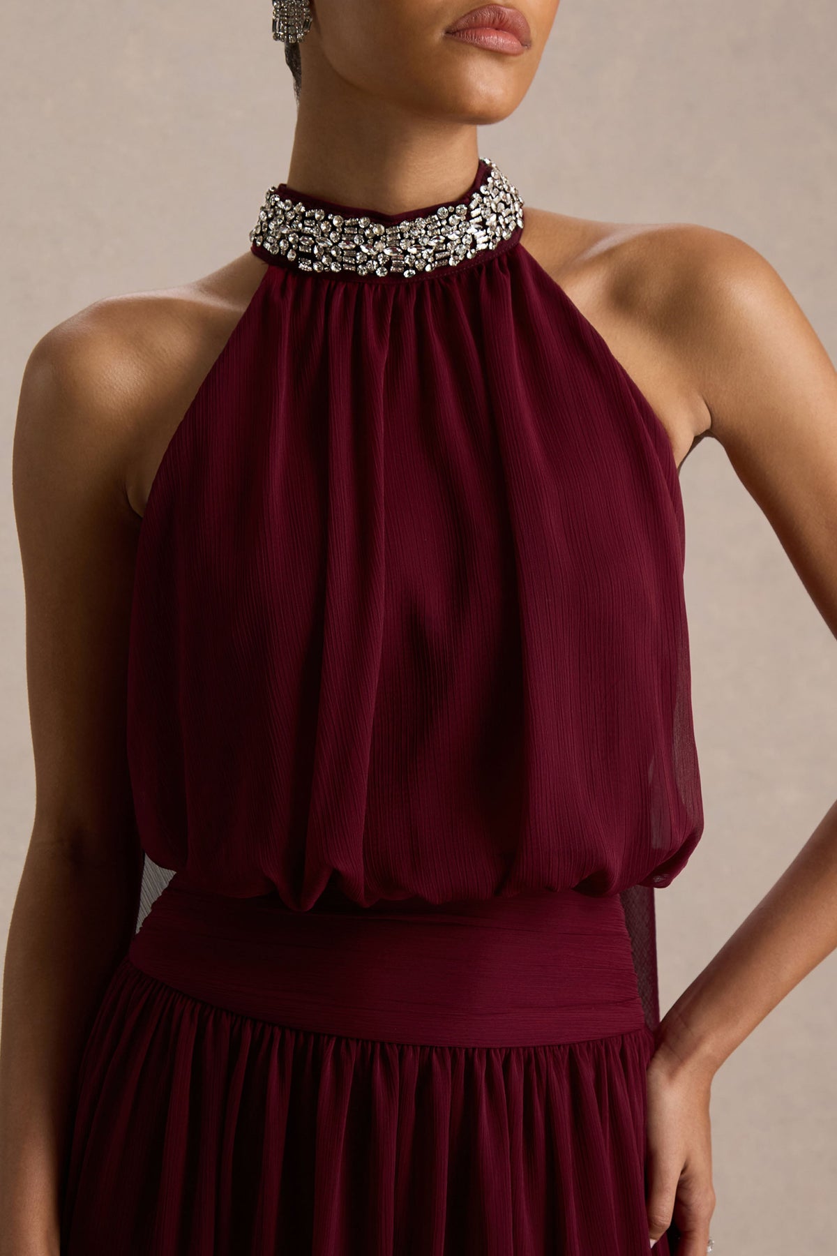 Marie | Vestido largo burdeos con escote halter y detalles adornados