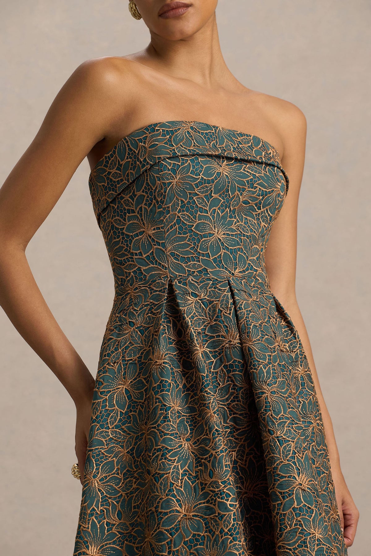 Loretta | Vestido midi bordado en verde oscuro y óxido con escote bandeau