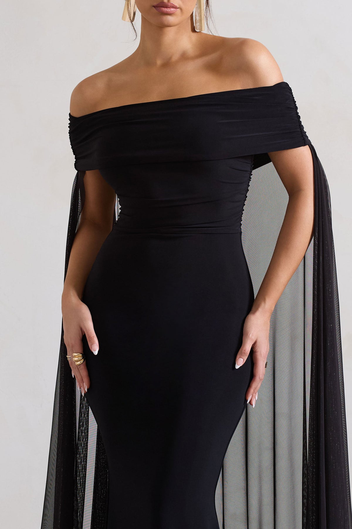 Carlotta | Vestido largo negro ajustado con capa de gasa y escote bardot