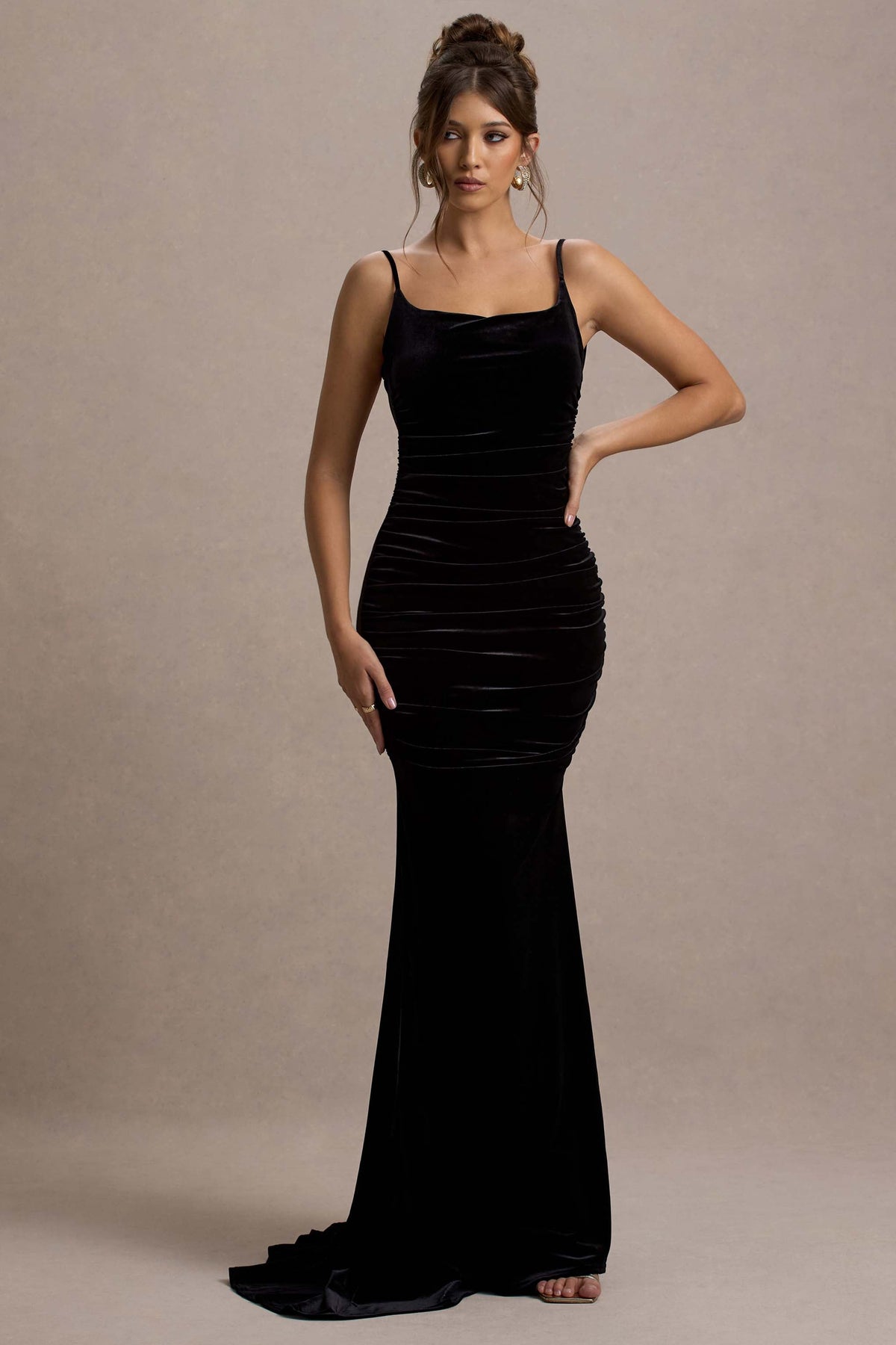 Adele | Vestido Largo Cola de Sirena con Tirantes y Fruncido de Terciopelo Negro