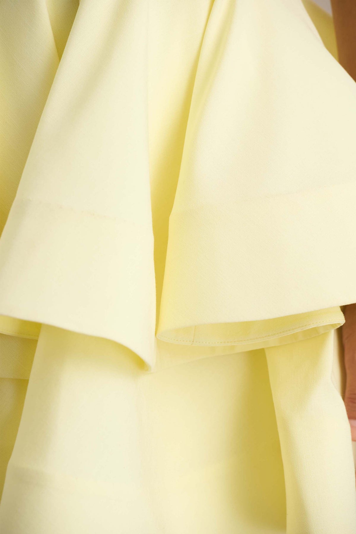 Flavia | Vestido corto amarillo con escote pronunciado y falda de volantes