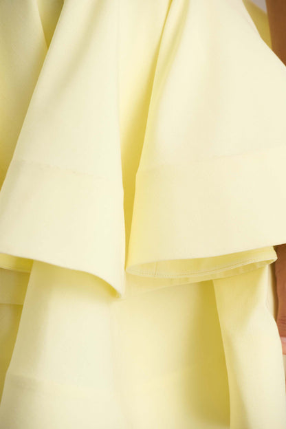 Flavia | Vestido corto amarillo con escote pronunciado y falda de volantes