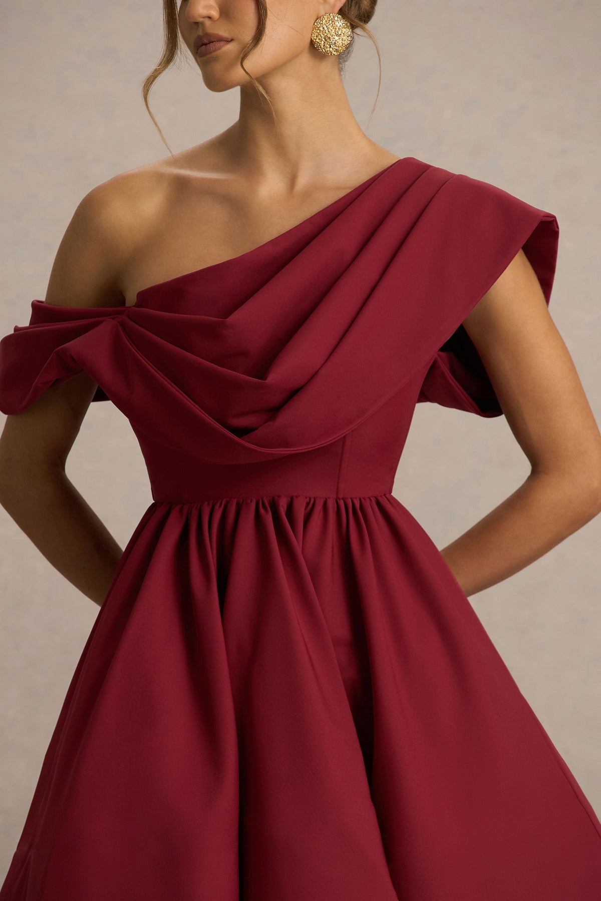 Verona | Vestido corto skater burdeos con escote asimétrico drapeado