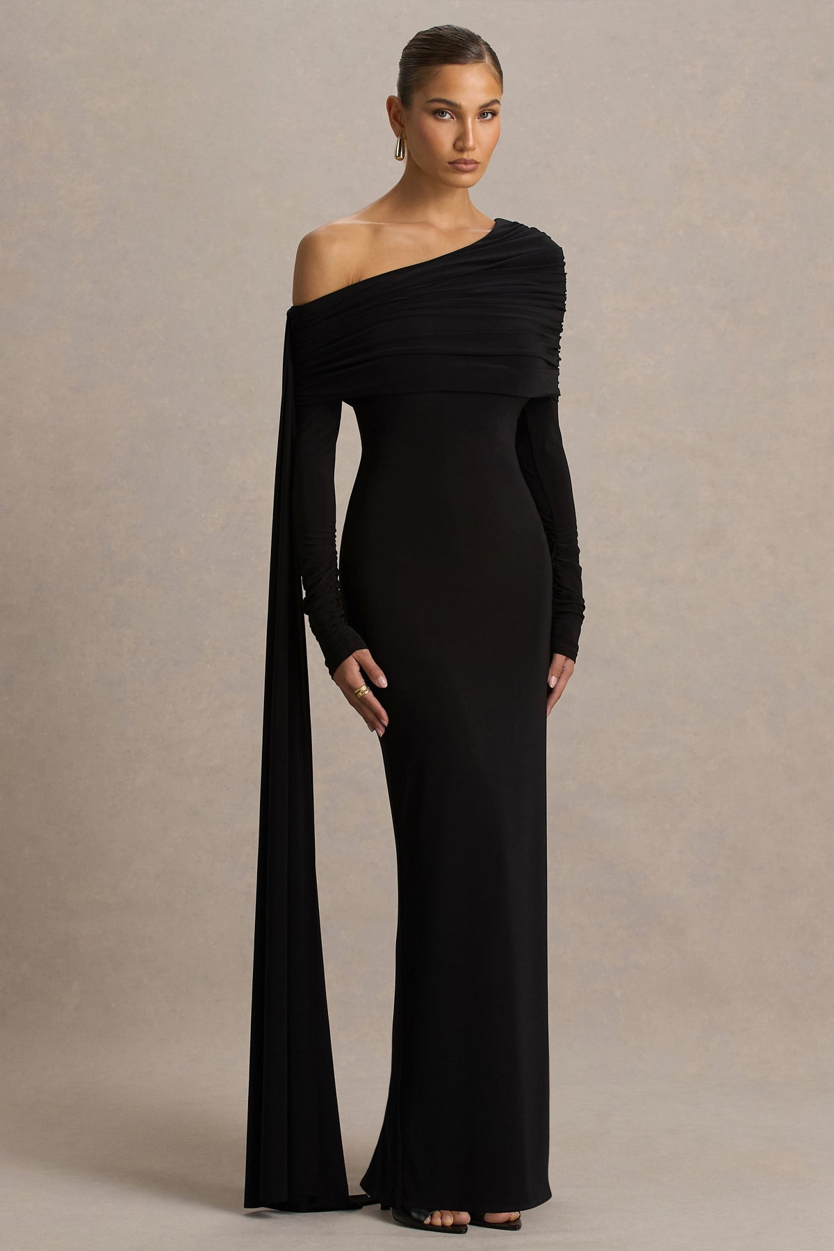 Octavia | Vestido Largo Negro Con Escote Bardot Capa Y Detalles Fruncidos