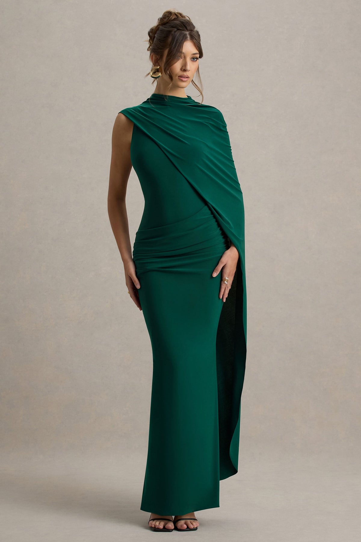 Maeve | Vestido largo Verde Botella con Manga Capa Drapeada