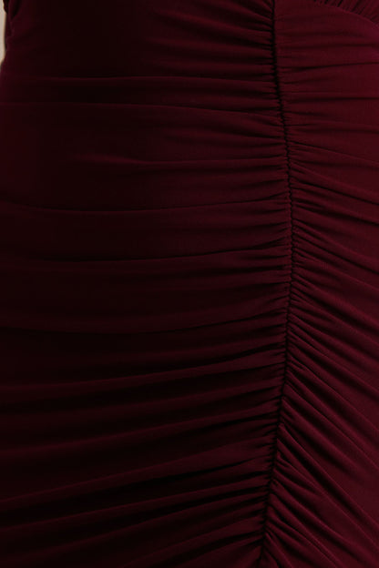 Command | Vestido largo burdeos con escote profundo y abertura frontal alta
