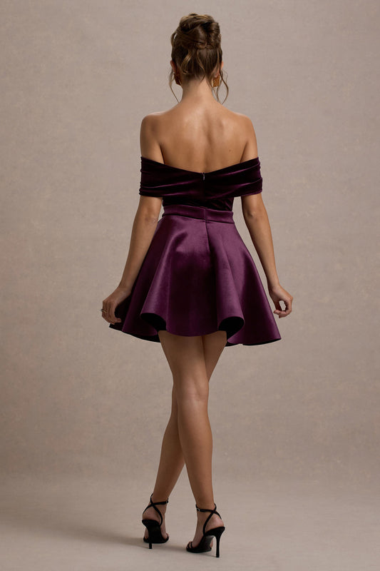 Dede | Vestido corto de terciopelo con escote bardot en color burdeos oscuro