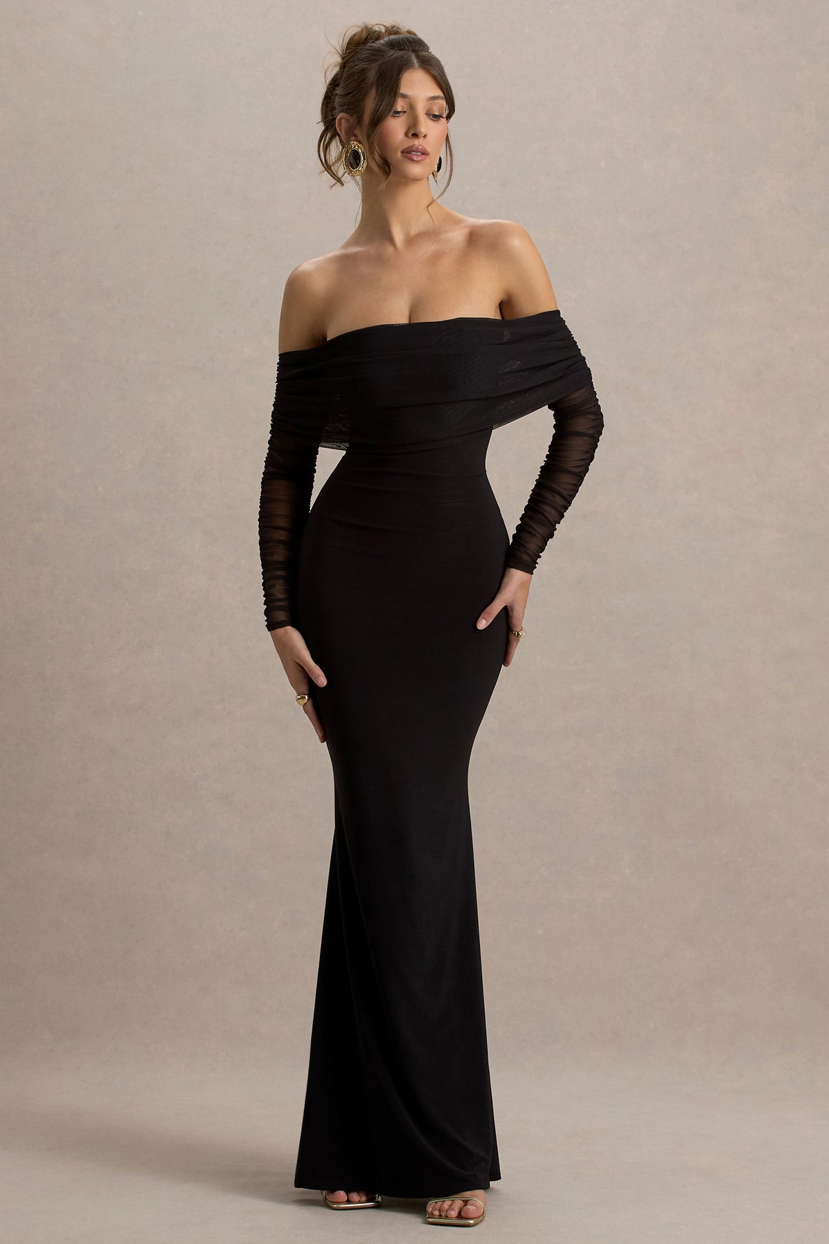Madeleine | Vestido largo Negro  ajustado al cuerpo con mangas largas de malla y escote bardot