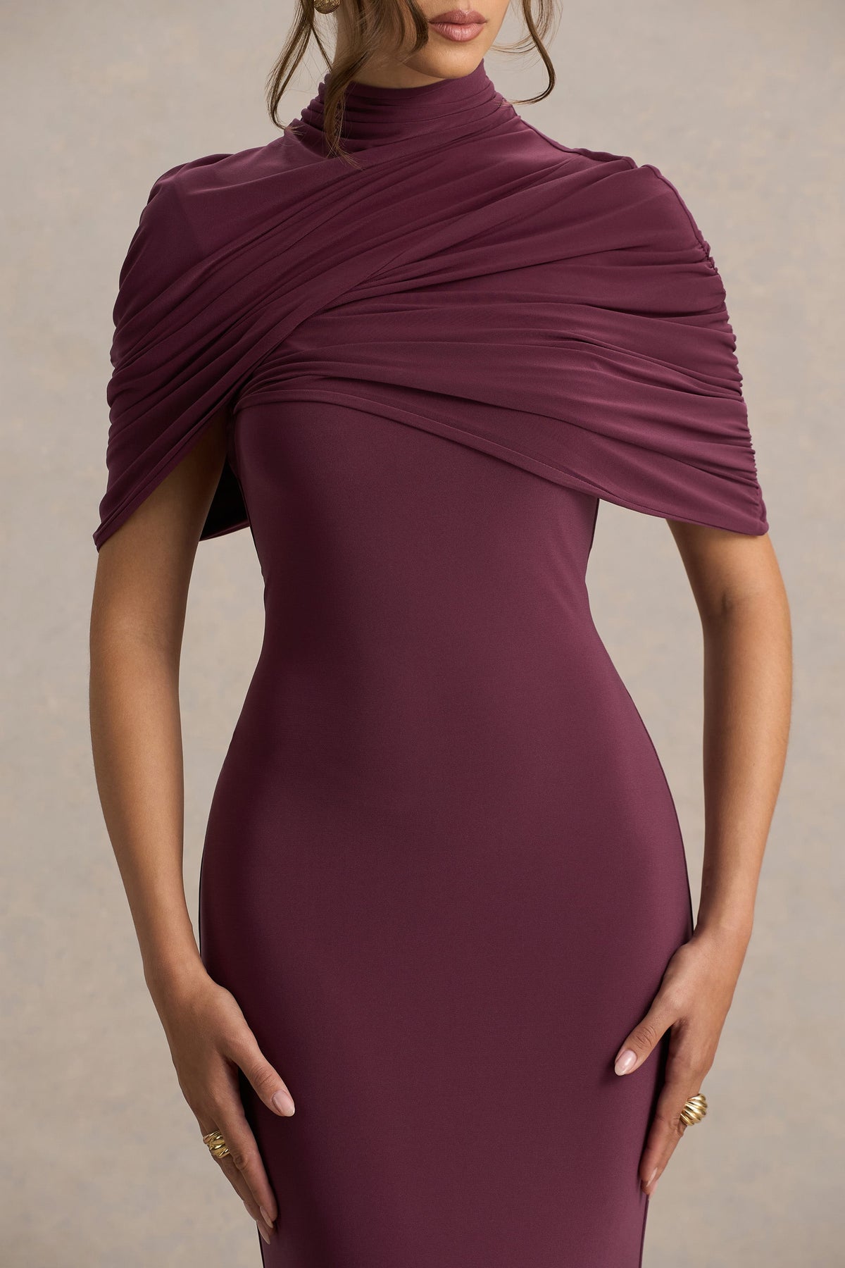 Cleora | Vestido largo burdeos con detalle de capa retorcida