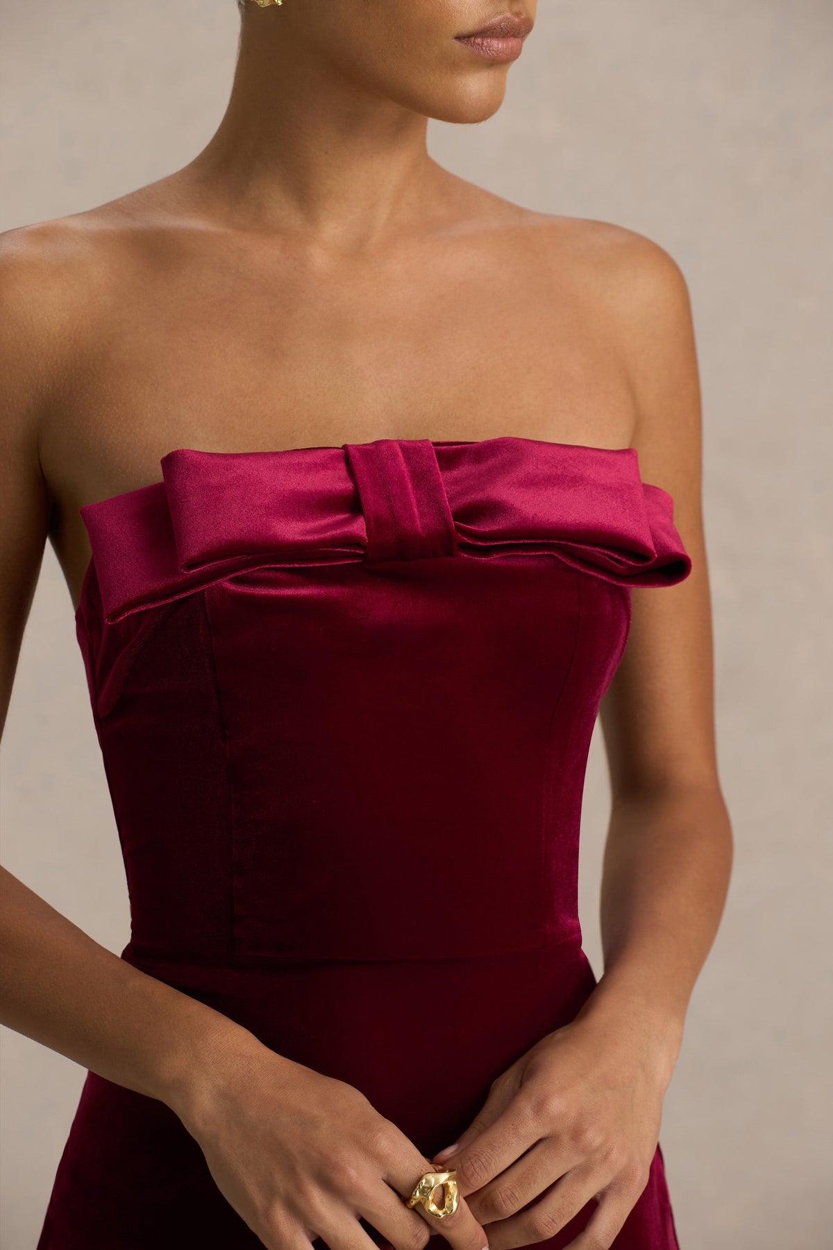 Illusion | Vestido Largo Burdeos De Terciopelo Con Escote Bandeau Y Lazo