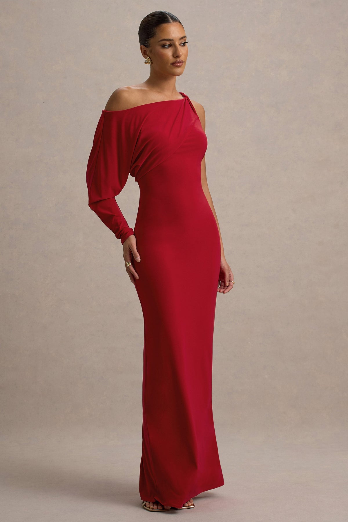 Floria | Vestido rojo largo con una manga drapeada y escote asimétrico